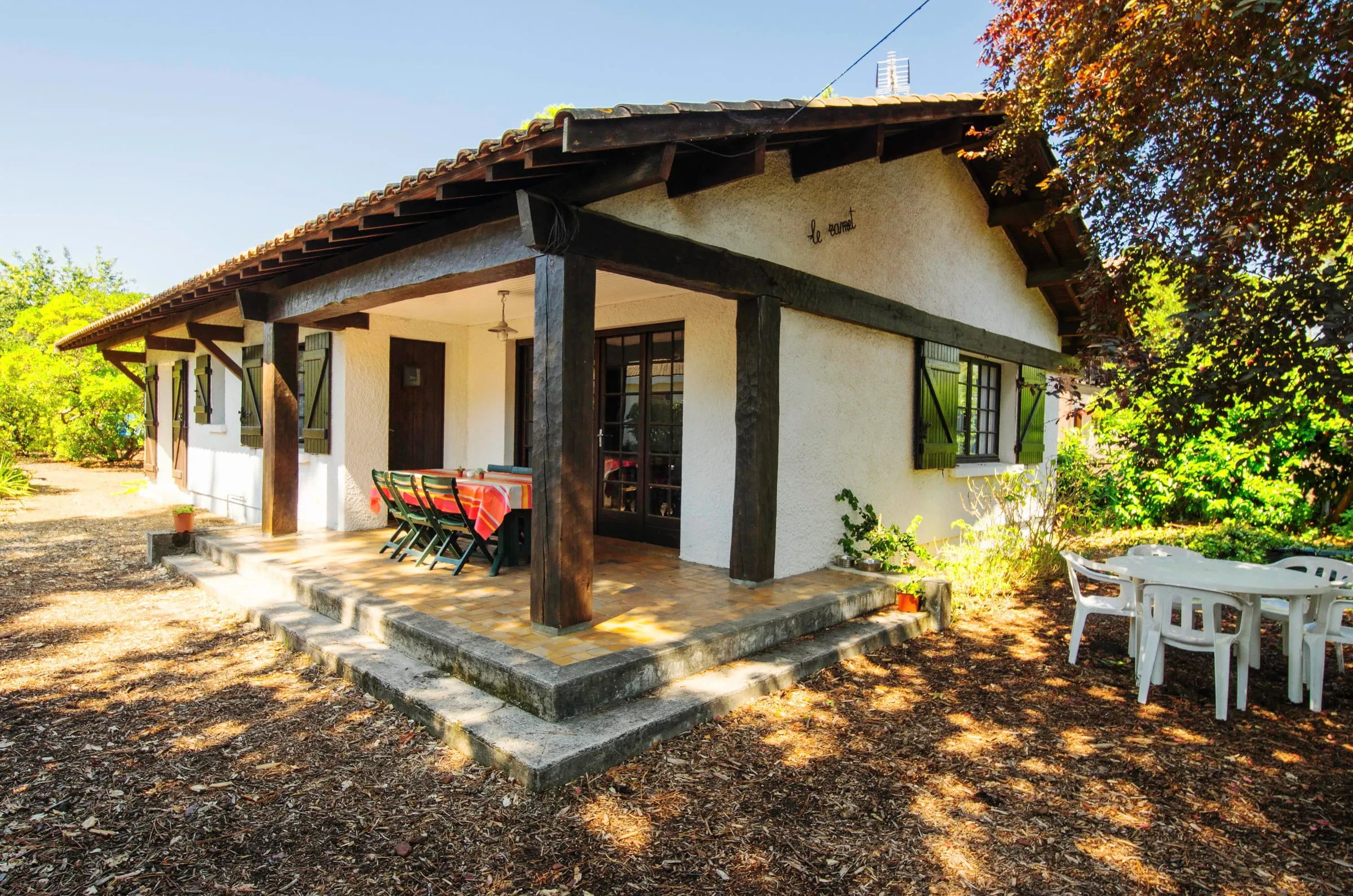 Façade et terrasse couverte de la villa