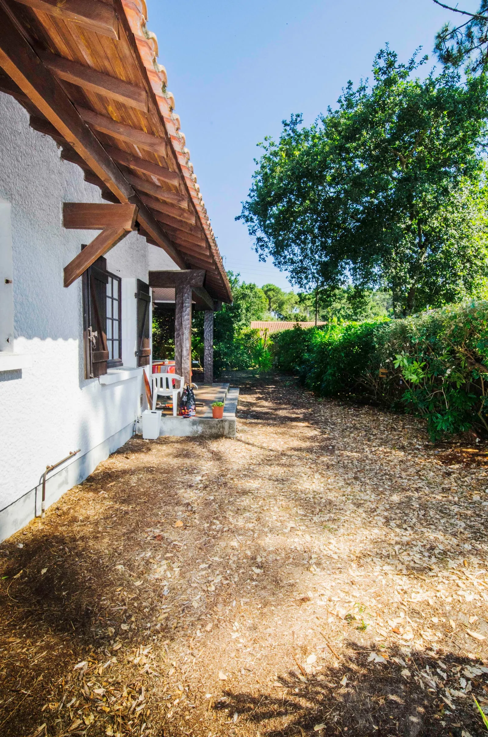 La maison côté entrée et jardin