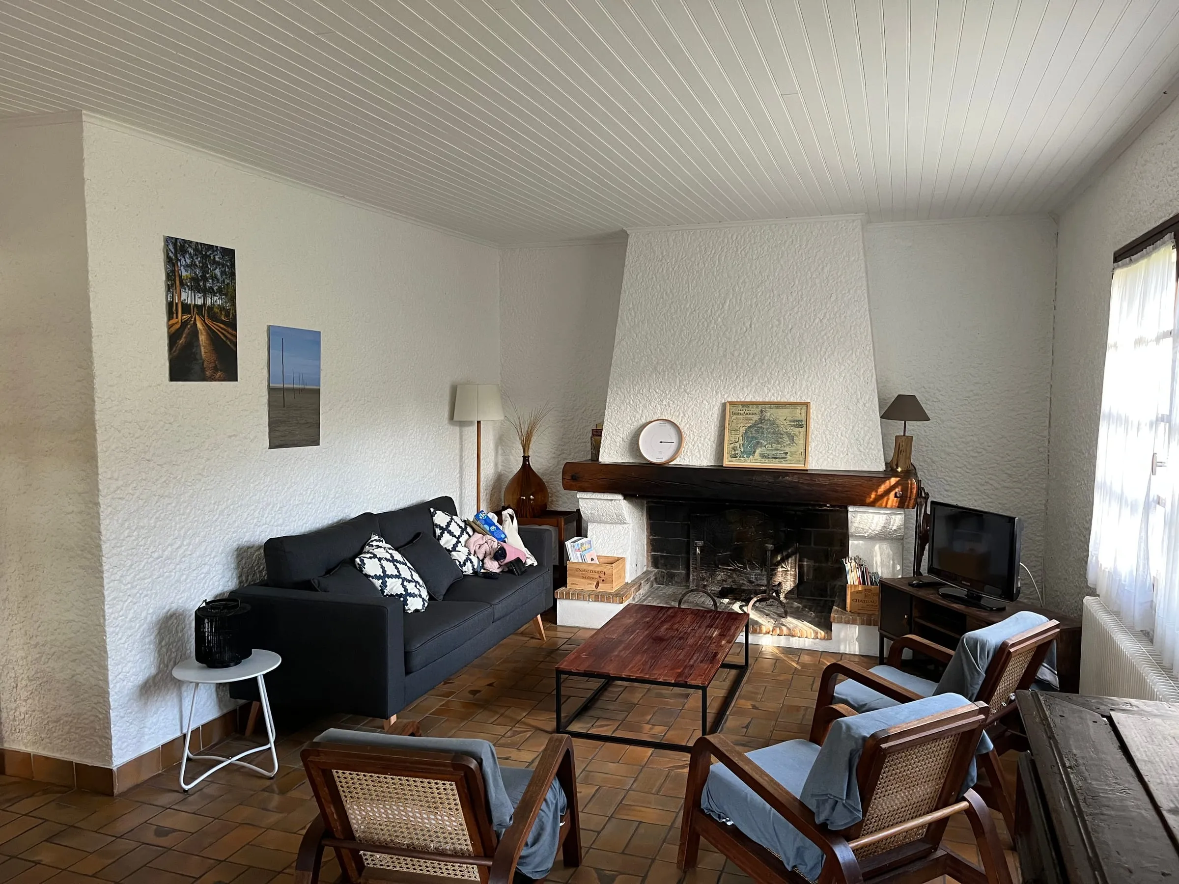 Séjour lumineux avec cheminée à bois