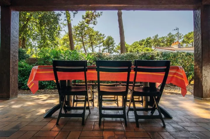 Terrasse couverte — table dressée